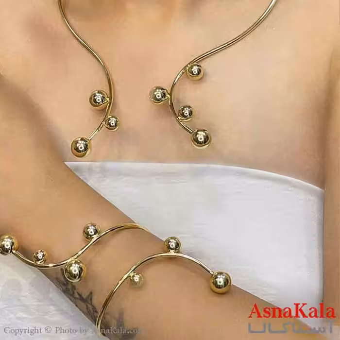 نیم ست زنانه پینترستی  شامل گردنبند و دستبند طرح یک پیچ و گوی  ترند رنگ دورنگ کد NIM14907W