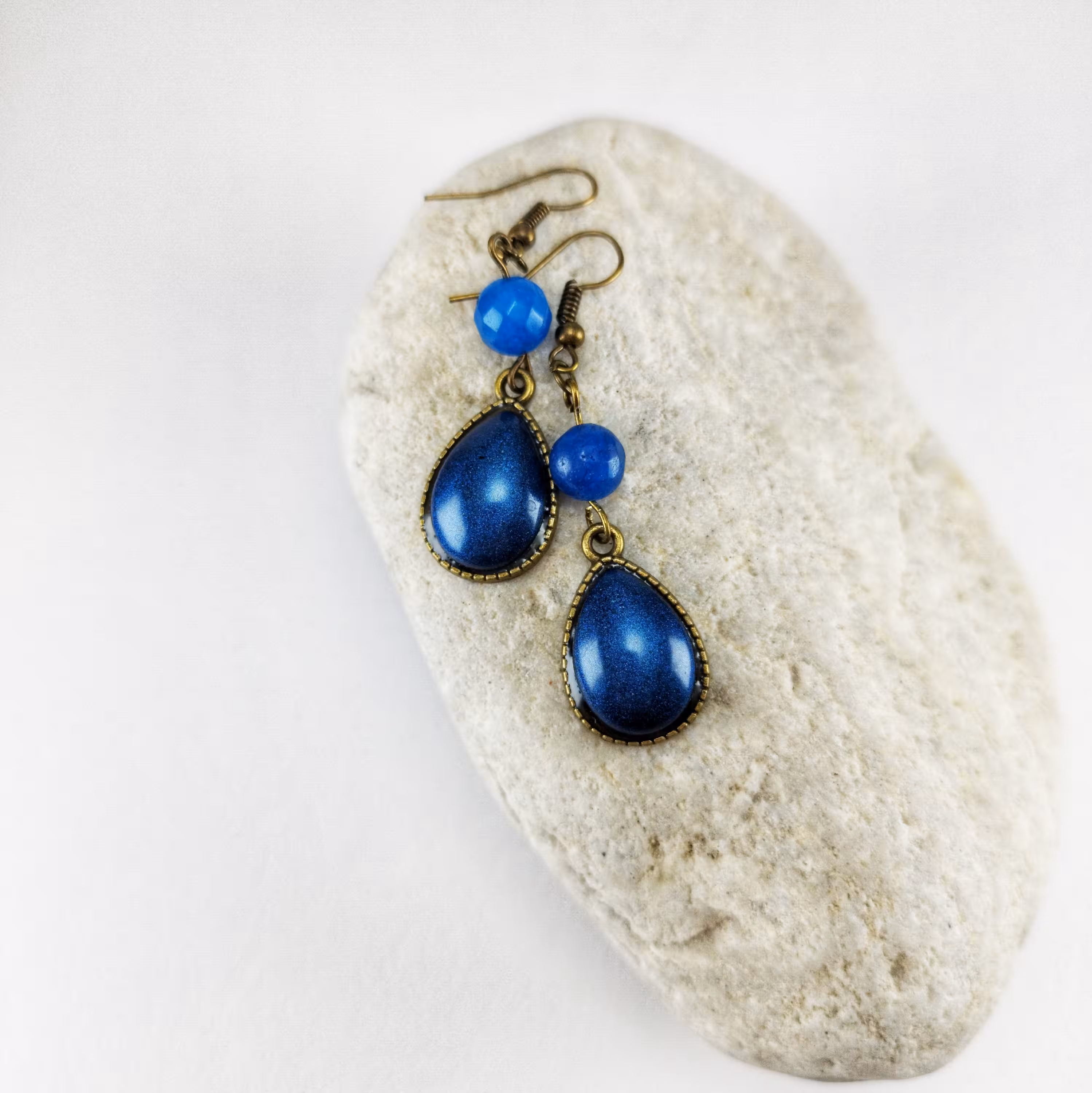 گوشواره برنزی رزینی اشک با سنگ جید ( بالای گوشواره)