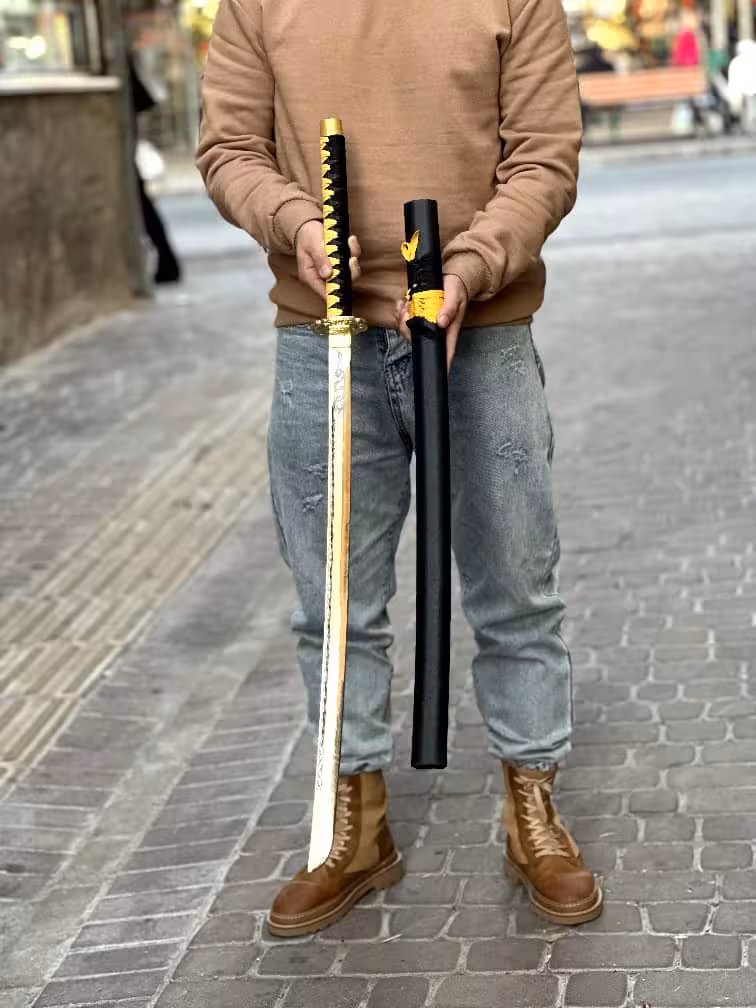 شمشیر کاتانای 100 سانتی تیغه یک تیکه کامل  رنگ تیغه طلایی طرح دار رنگ ثابت و مقاوم