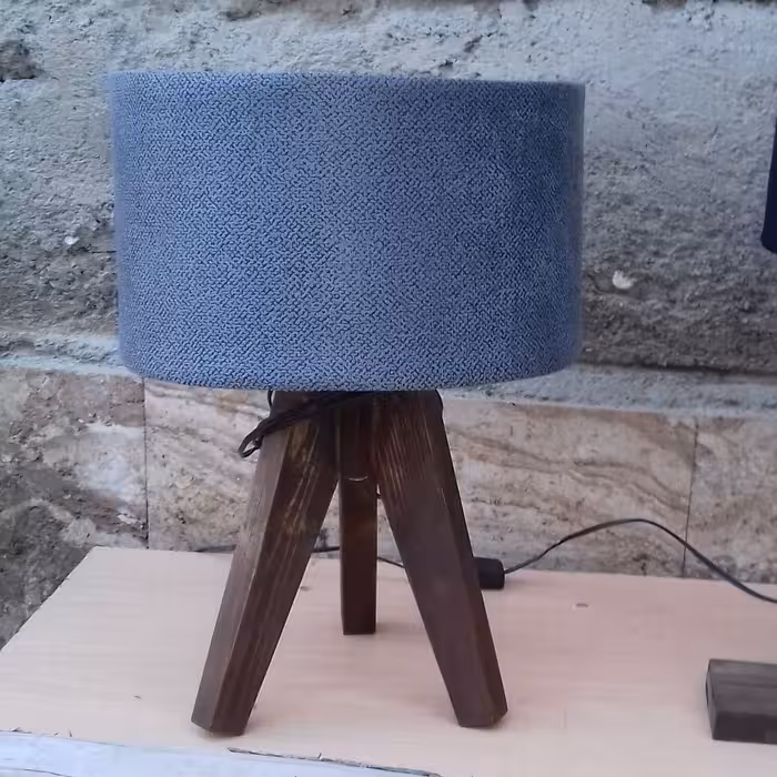 آباژور سه پایه چوبی رومیزی