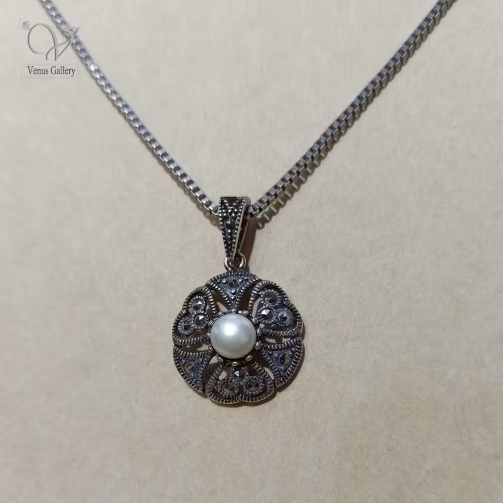 مدال نقره طرح گل و مروارید سیاه قلم با نگین مارکازیت