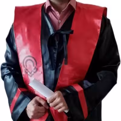 لباس فارغ‌التحصیلی همراه کلاه ساتن و شال فارغ‌التحصیلی ساتن