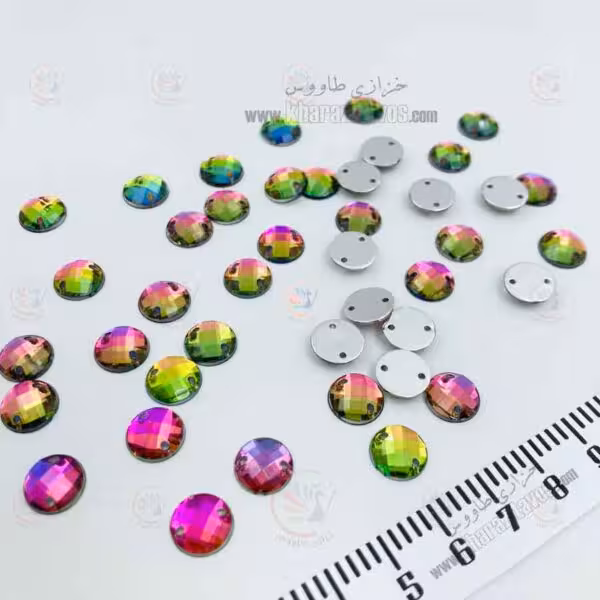 نگین پلاستیکی گرد دوختنی 10 میل ( پر طاووسی ) بسته 50 عددی