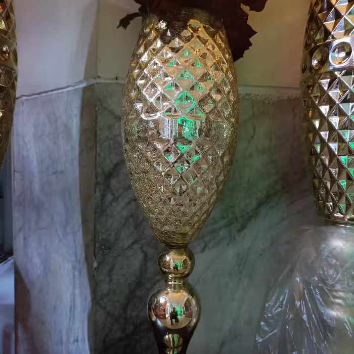 گلدان کنار سالنی