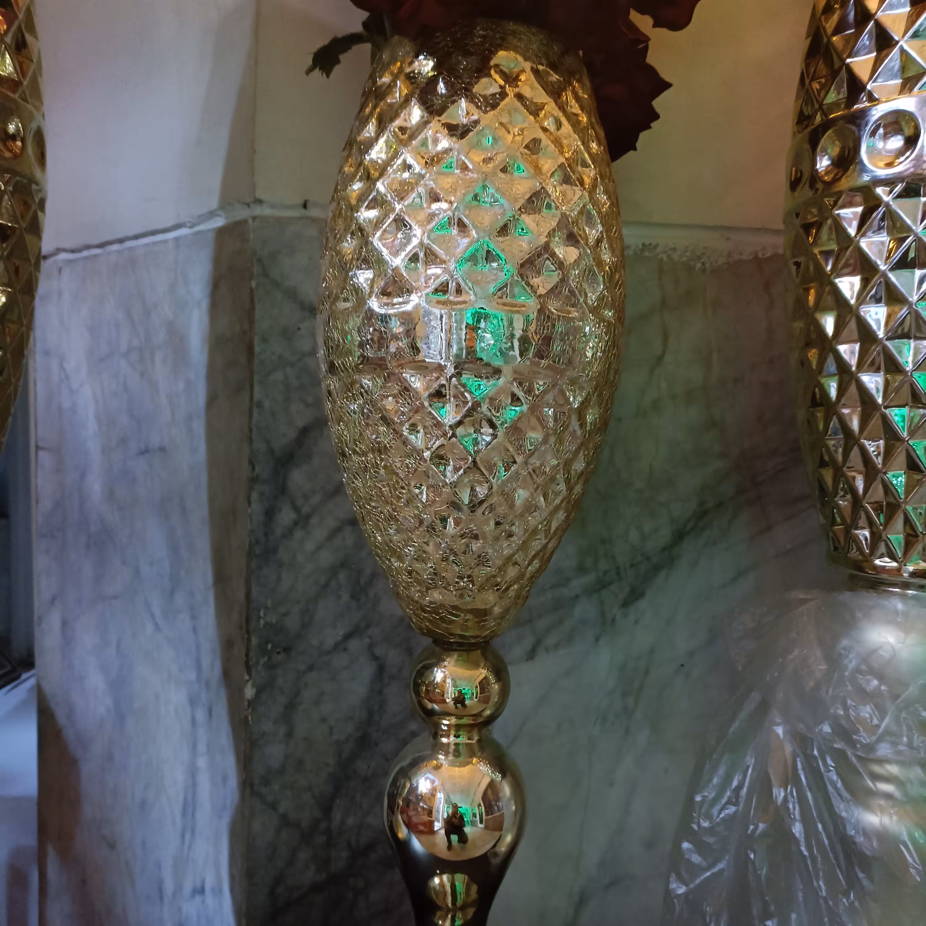 گلدان کنار سالنی