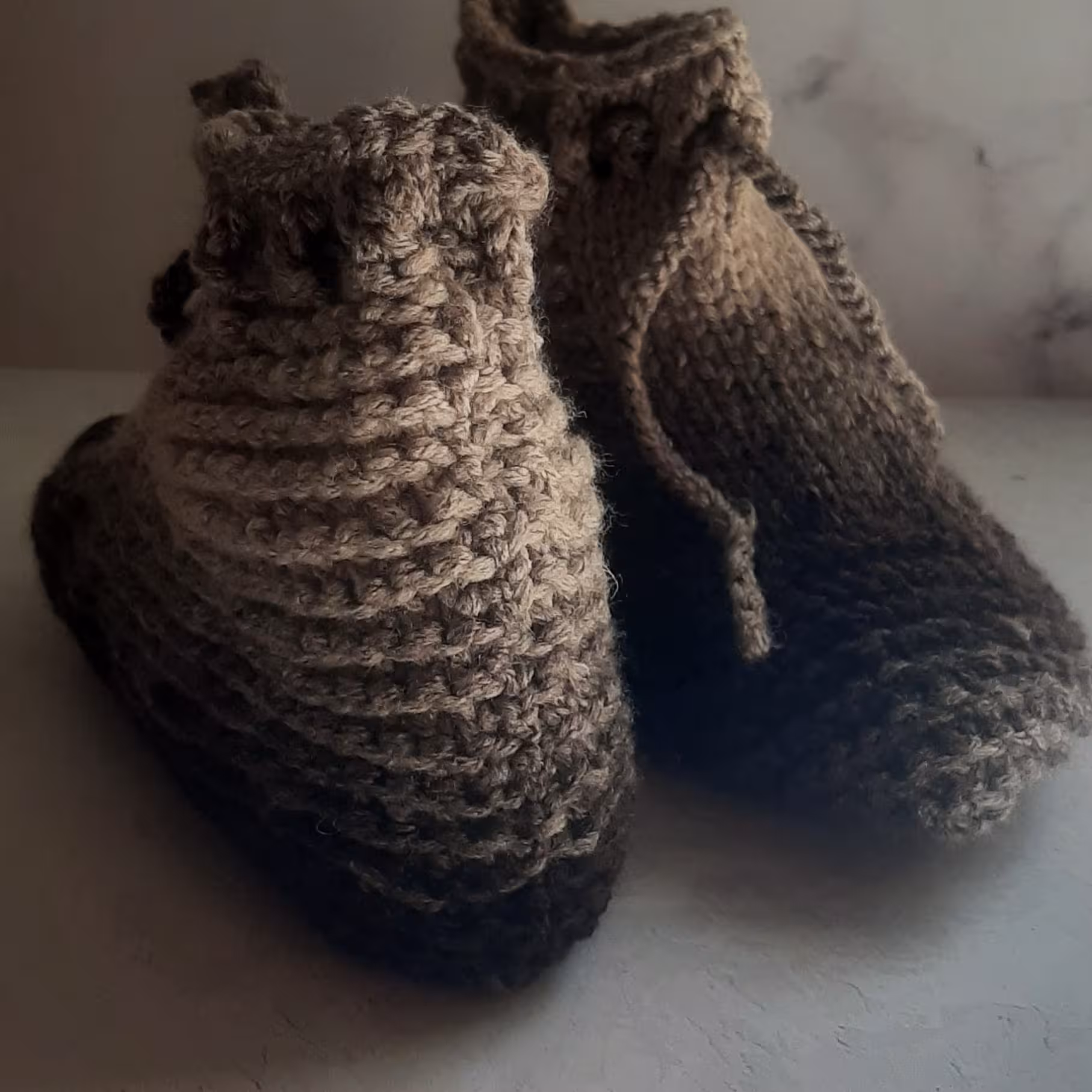 پاپوش بافتنی رنگ قهوه ای اسپرت سایز 30 تا 32 کاموا پشم دار و کامواش ترک
