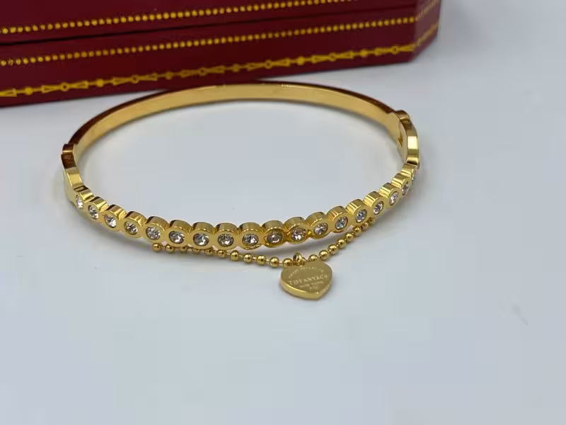 دستبند نگین دار با آویز قلب تیفانی