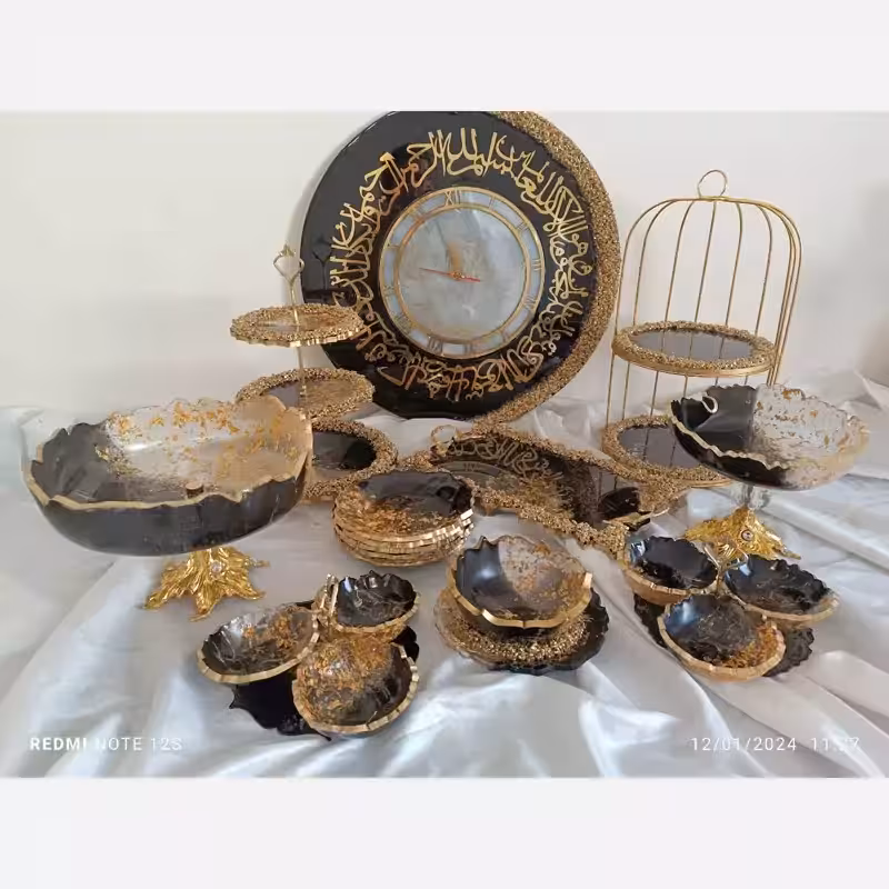 سرویس پذیرایی رزینی 6نفره ب همراه ساعت جهیزیه عروس طلایی مشکی