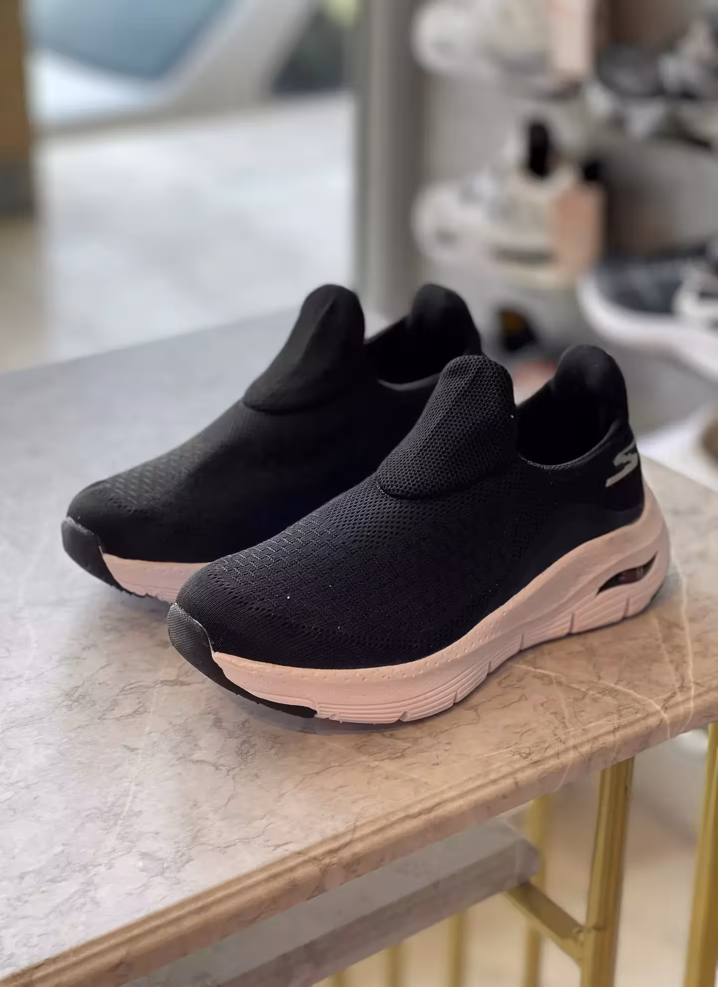 کتونی اسکیچرز بدون بند سایز 40 رنگ مشکی سفید کد S103