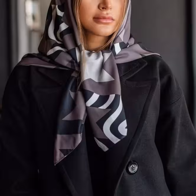 روسری مجلسی، جنس نخ اعلا سایز100 دور دوخت بسیار شیک و زیبا ست کنید