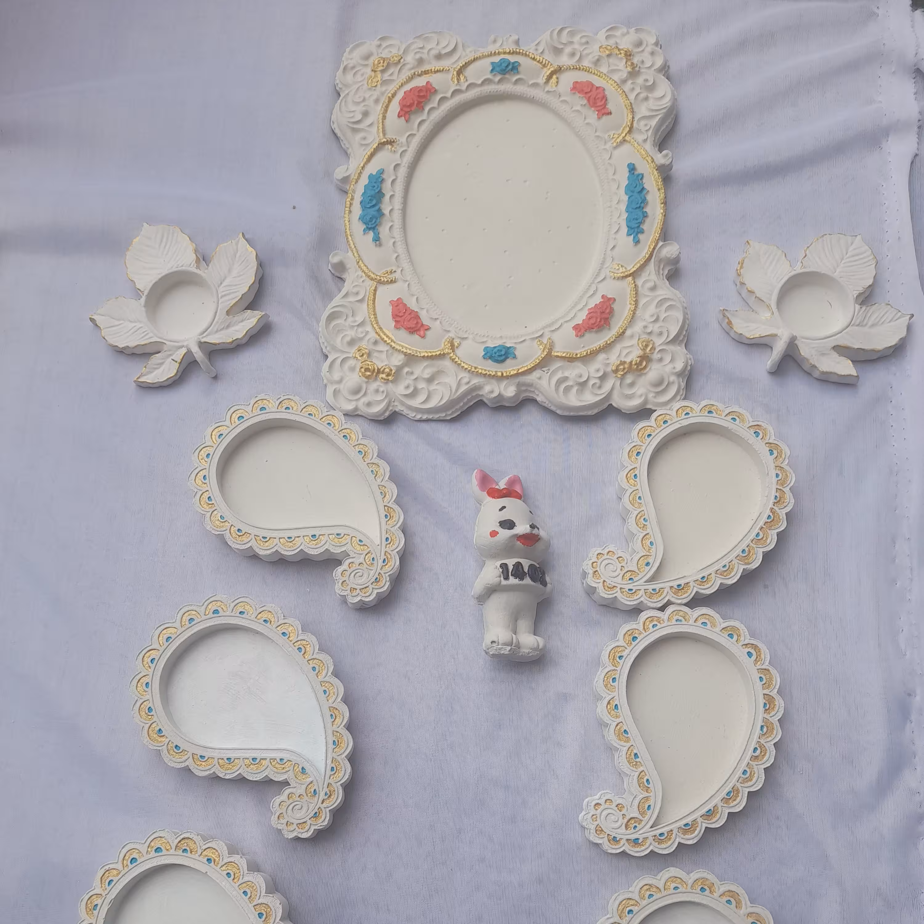 هفت سین سنتی شیک زیبا  وزن 1800 گرم  رنگ سفید طلایی