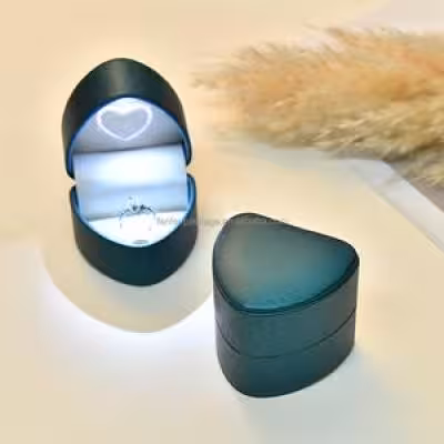 جعبه انگشتری چرم قلب چراغدار در رنگبندی