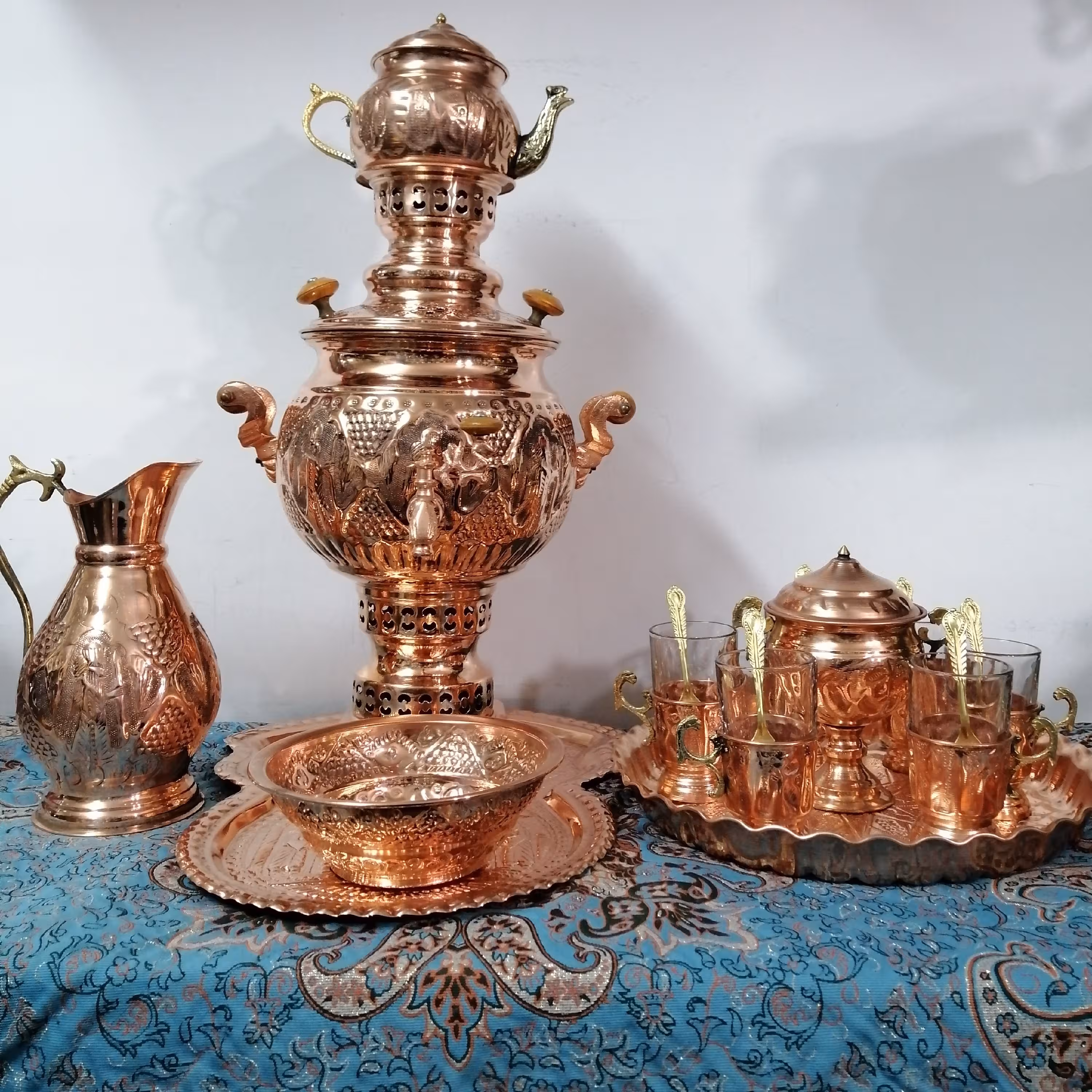 سماور ذغالی زغالی مسی با سرویس کل عکس همه با هم جمعا