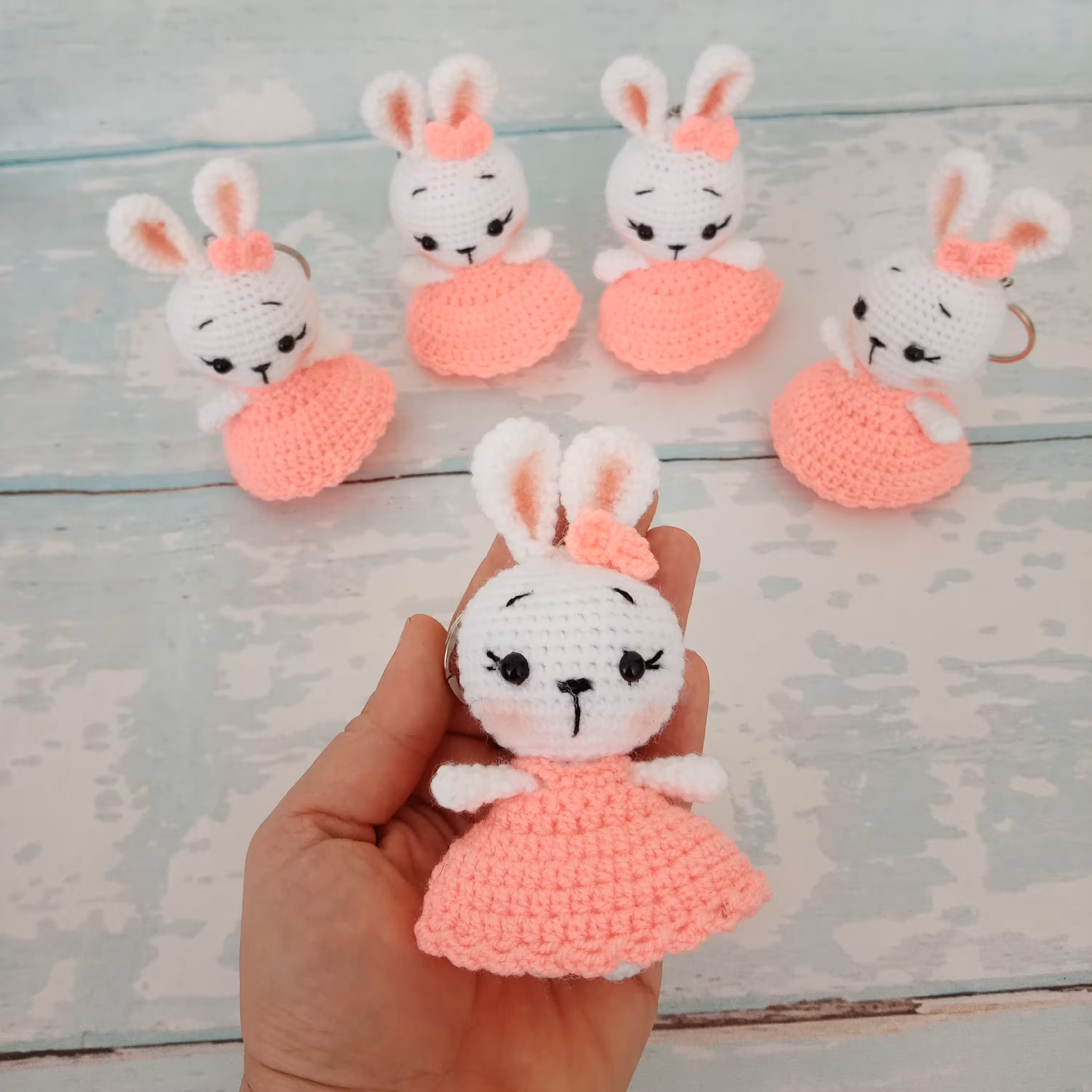عروسک بافتنی خرگوش یک عروسک زیبا مناسب آویز ماشین ،کیف،کوله وسرکلیدی