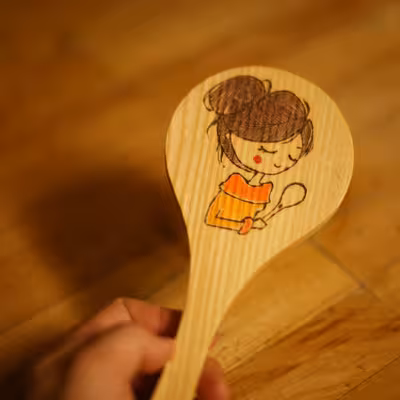 آینه چوبی وودلندزون طرح پرنسس مدل دسته دار