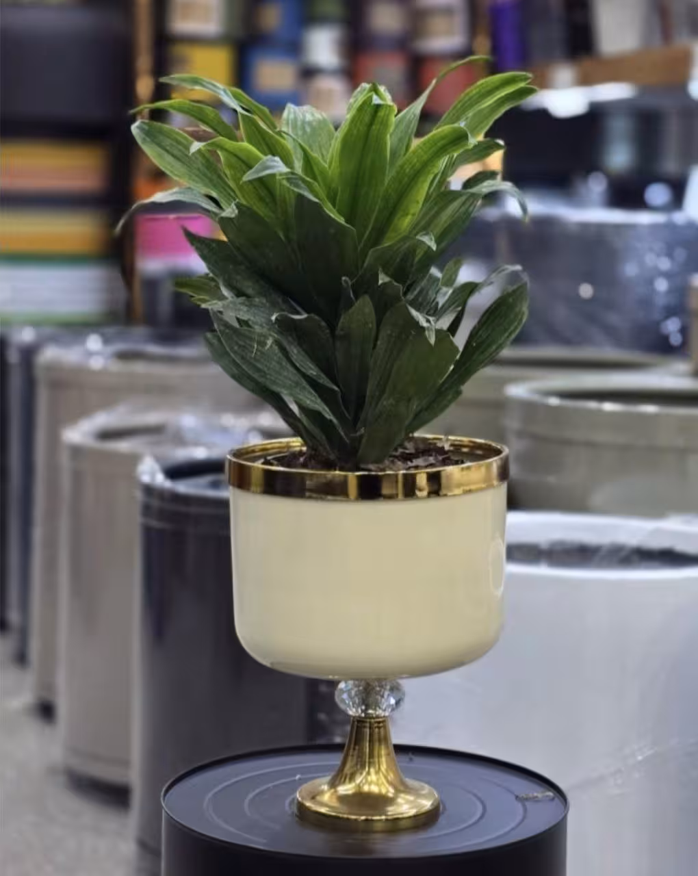 گلدان مینای پایه دار رنگ کرم