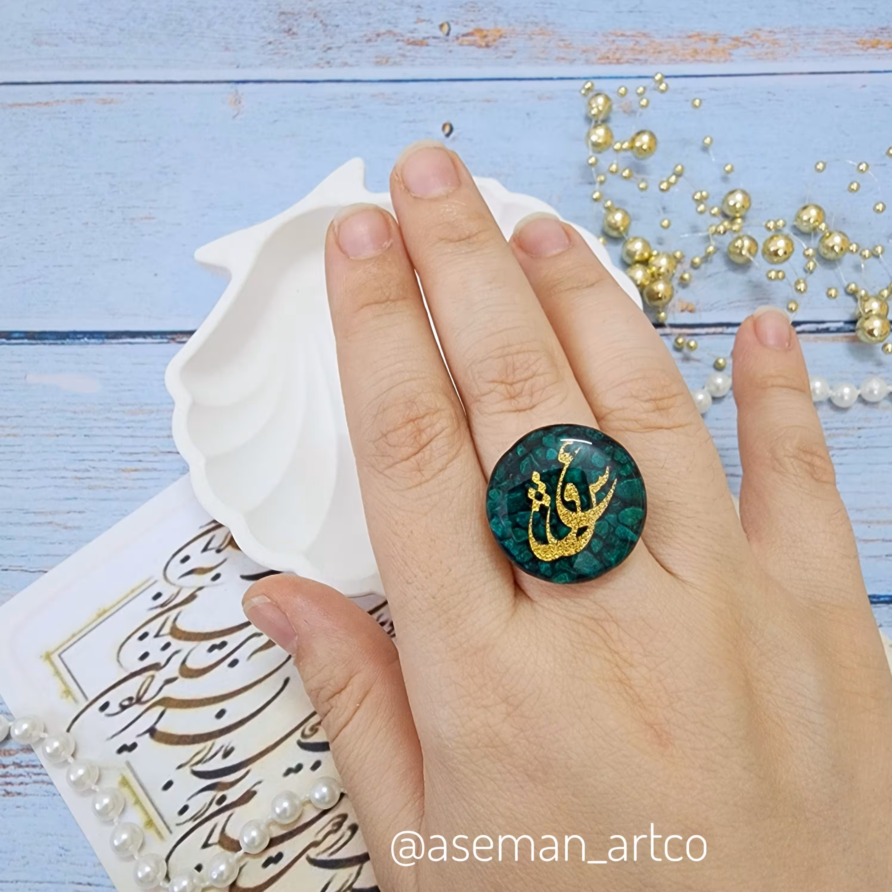 انگشتر عشق با سنگ سبز بسیار خوشرنگ و براق و فریم استیل رنگ ثابت