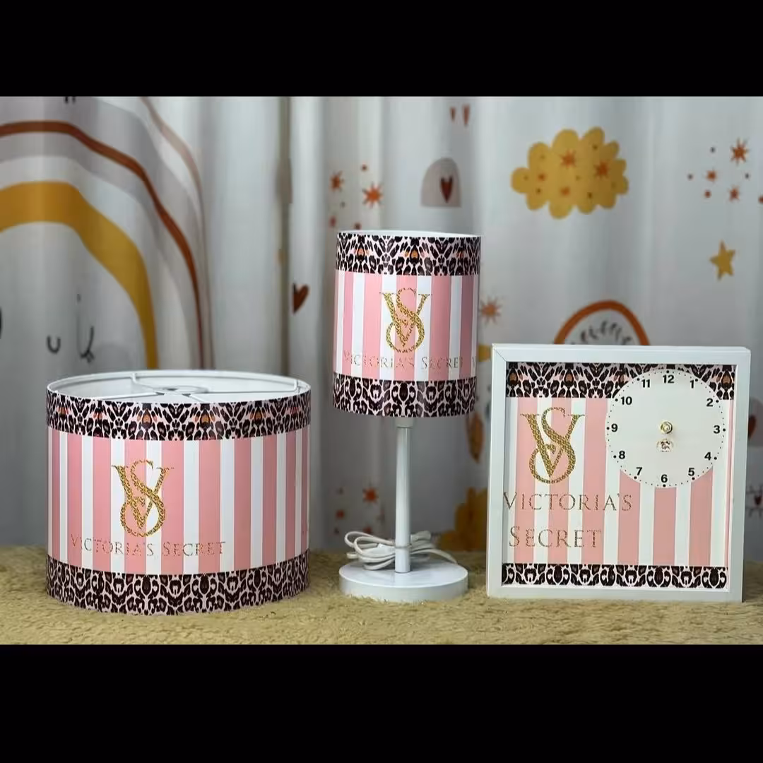 اکسسوری چاپی اتاق کودک شامل لوستر آباژور و ساعت دارای روکش ضد اب چاپی و طلق نسوز سیسمونی هیواد گالری