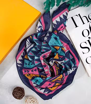 روسری سایز 90 سرمه ای با طرح هندسی سرخابی، سبز ، نارنجی و سفید کد SC101