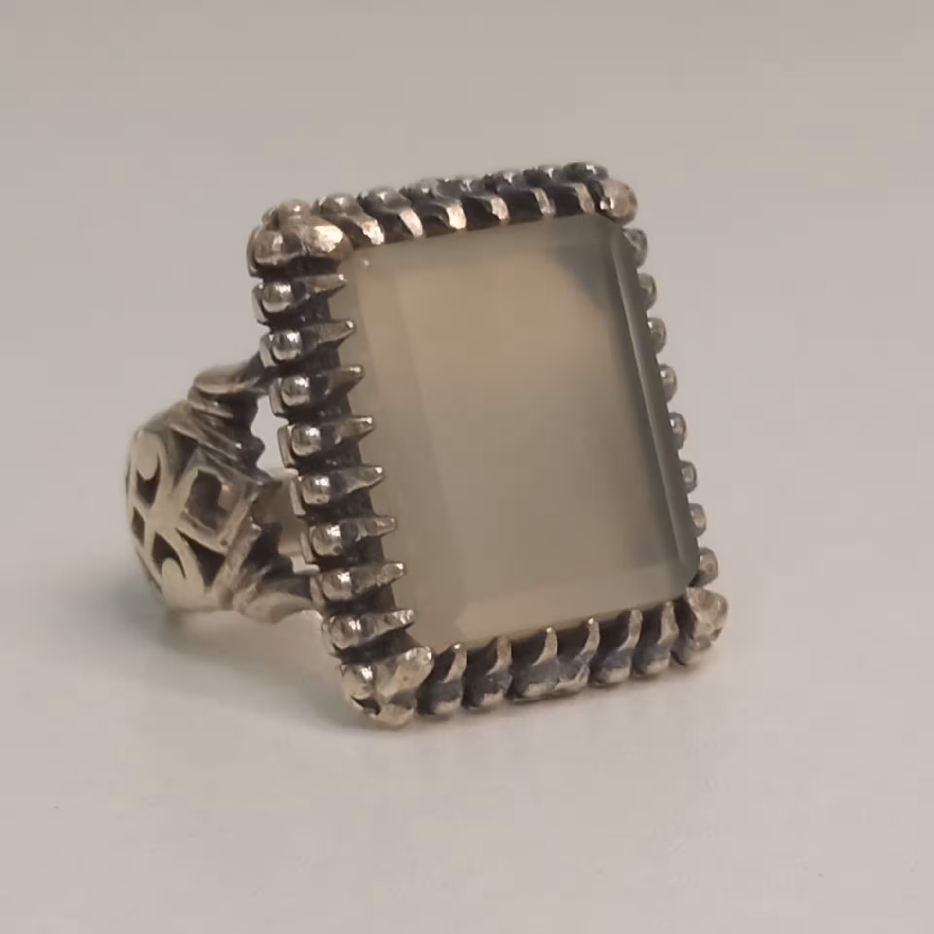 انگشتر مردانه عقیق یمنی سفید و شفاف رکاب نقره بسیار زیبا