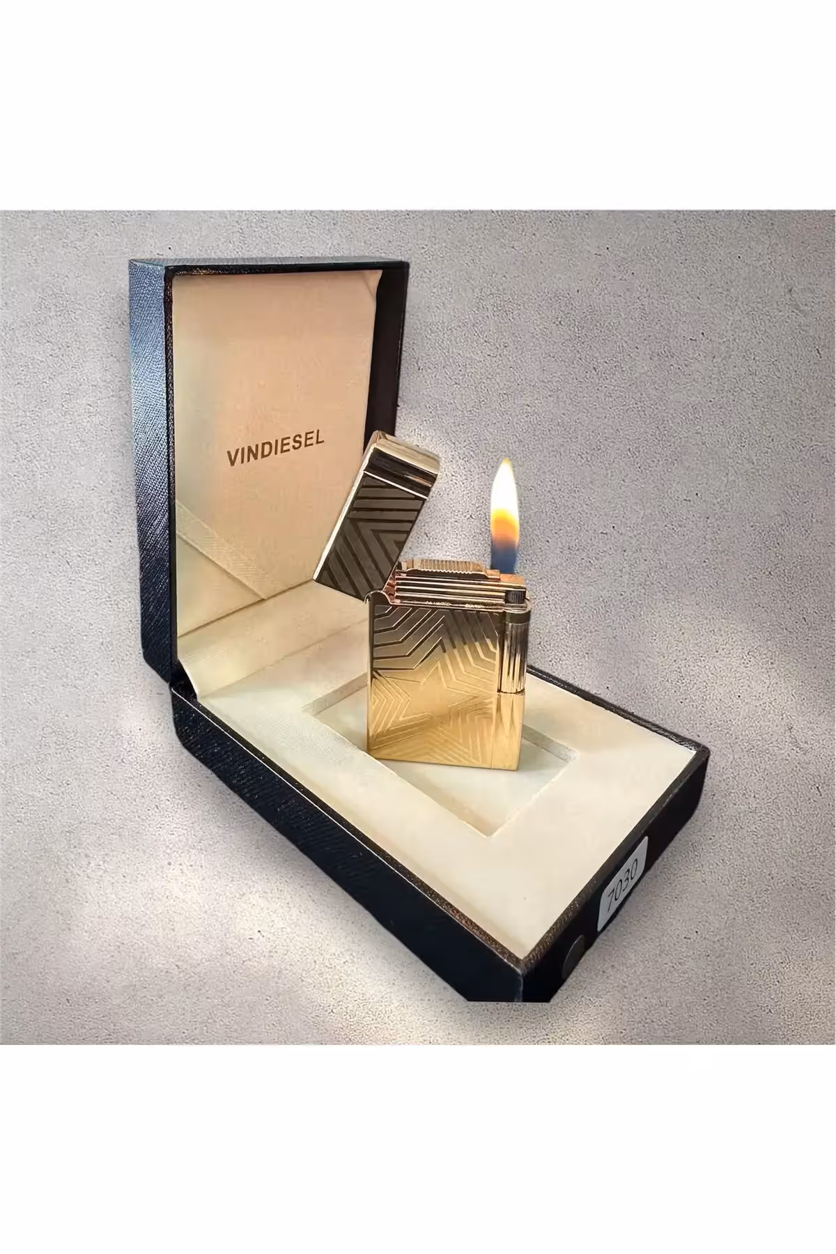 فندک هدیه دپلومات با طرح ستاره‌ای و بدنه طلایی استیل - 9597