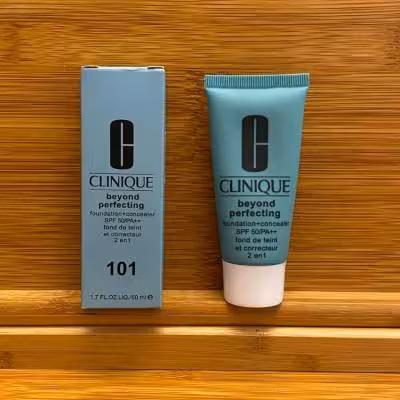 کرم کانسیلر و فاندیشن کلینیک Beyond Perfecting با SPF 50