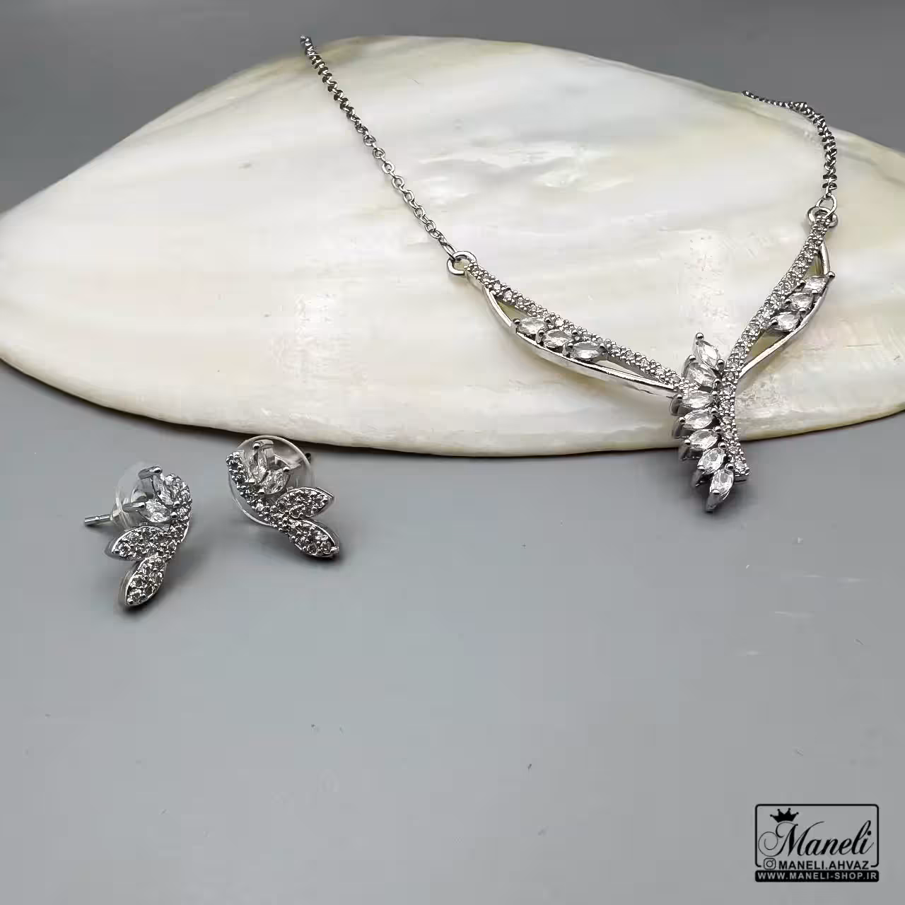 نیم ست مجلسی ظریف و شیک نقره ای 14040152