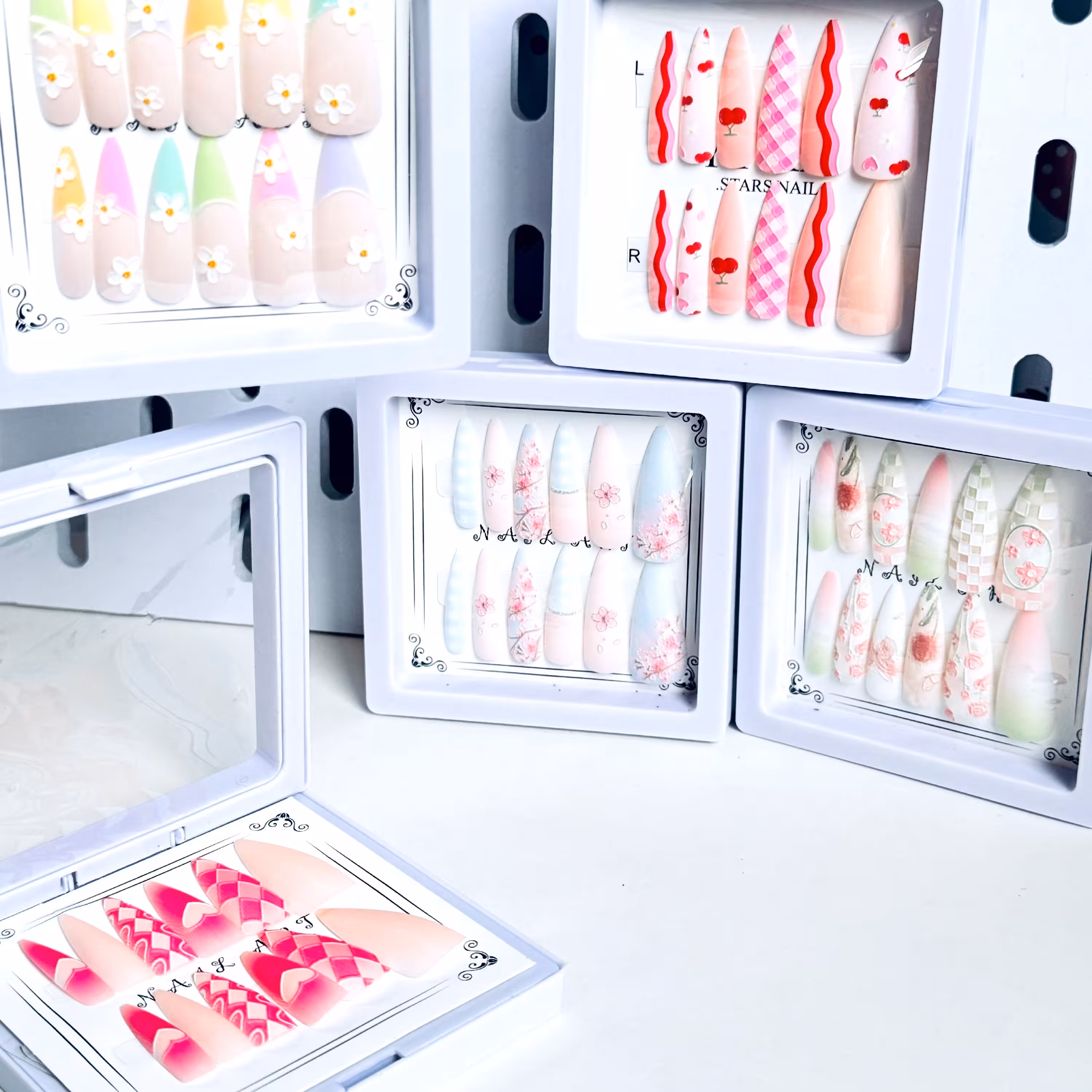 ناخن کره ای پینترستی فانتزی کیوت مخملی برچسته سه بعدی بادومی طرح خاص و وارداتی همراه چسب دوبر