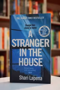 A Stranger in the House اثر Shari Lapena