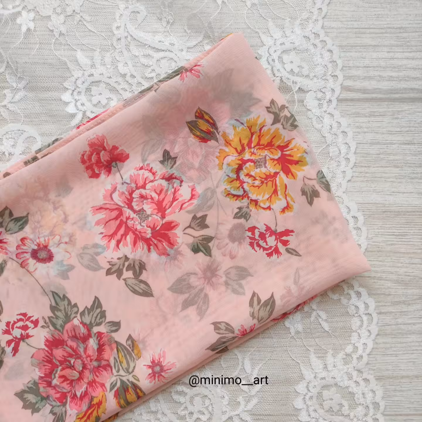 روسری کرپ حریر گلدار قواره بزرگ رنگ صورتی تابستانی 