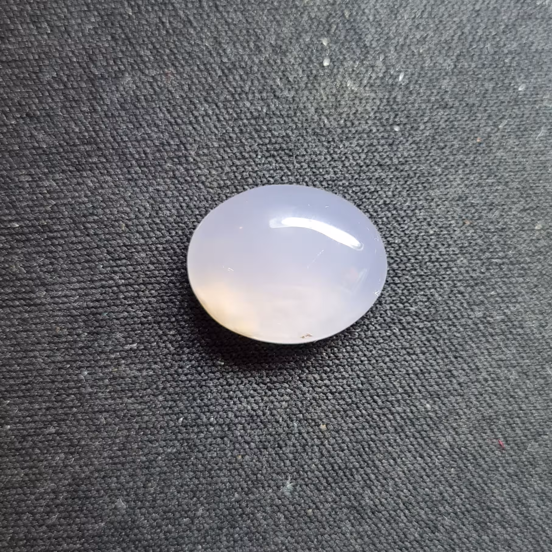 نگین عقیق(مشخصات: طول: 1.7 سانتی متر. عرض: 1.4 سانتی متر. ارتفاع: 0.7 سانتی متر)