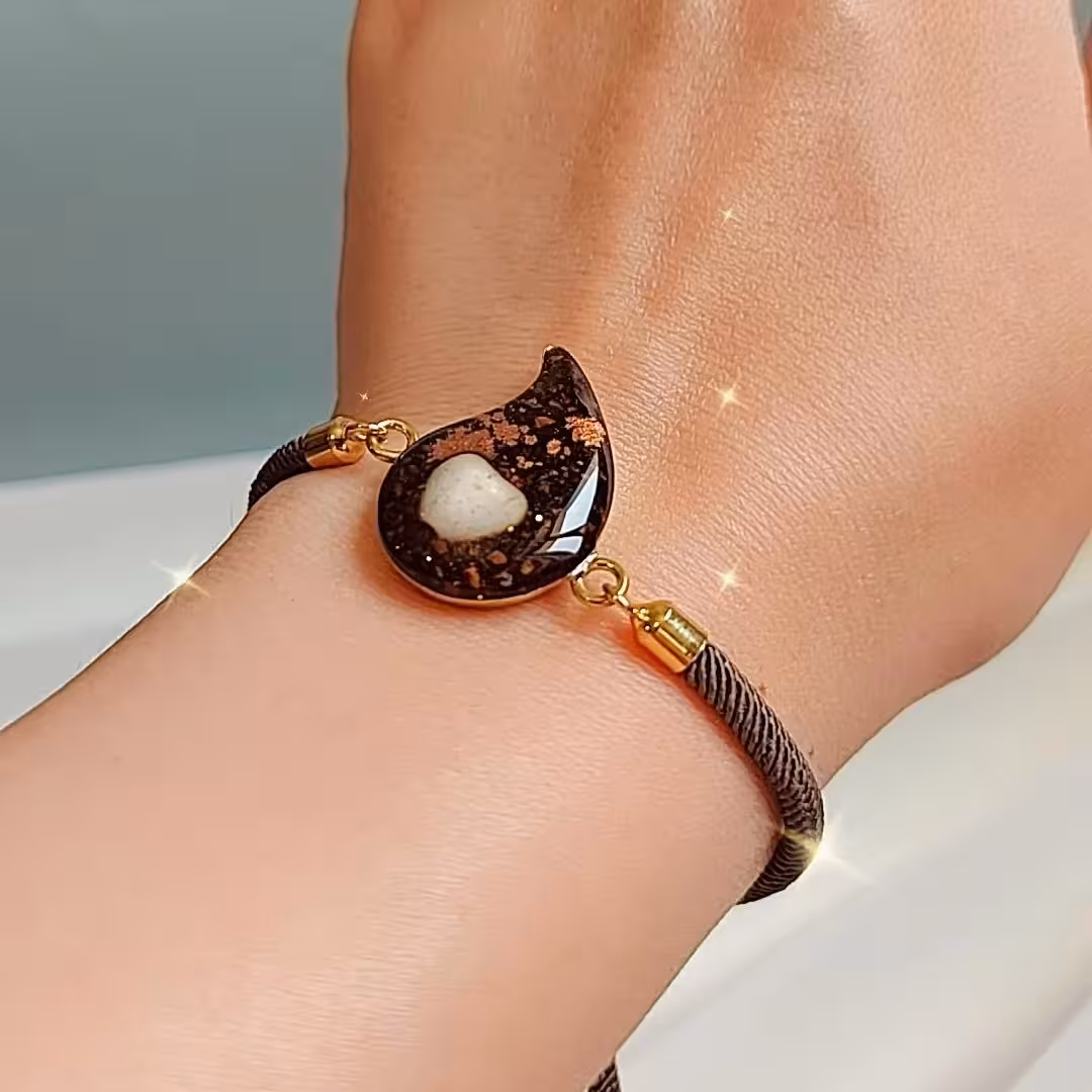 دستبند بته جقه رزینی با قهوه طبیعی و طرح قلب با بند آسانسوری