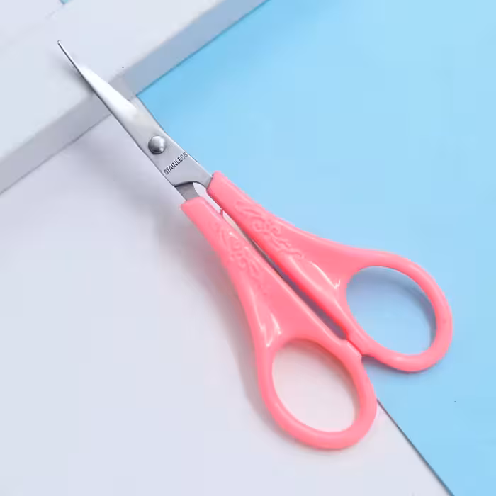 قیچی اصلاح ابرو کوچک سر کج دسته صورتی 35349