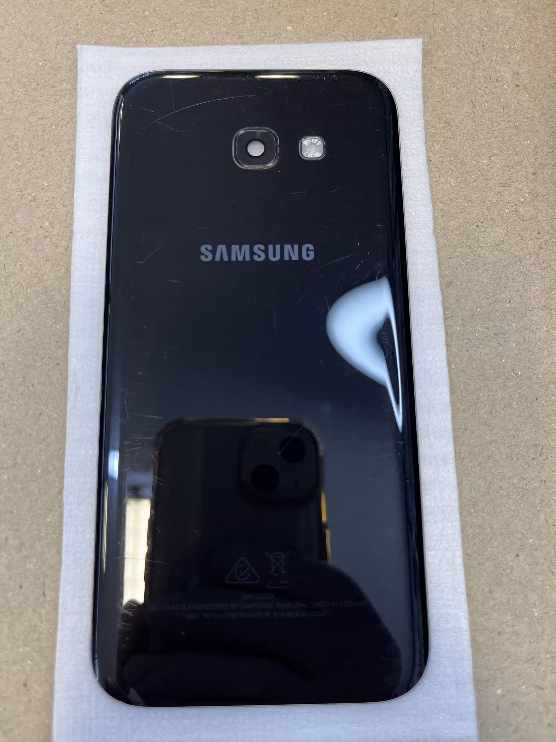 درب پشت سامسونگ A520 با شیشه دوربین SAMSUNG A520 صد درصد فابریک روکاری خط و خش جزئی با شیشه دوربین رنگ مشکی