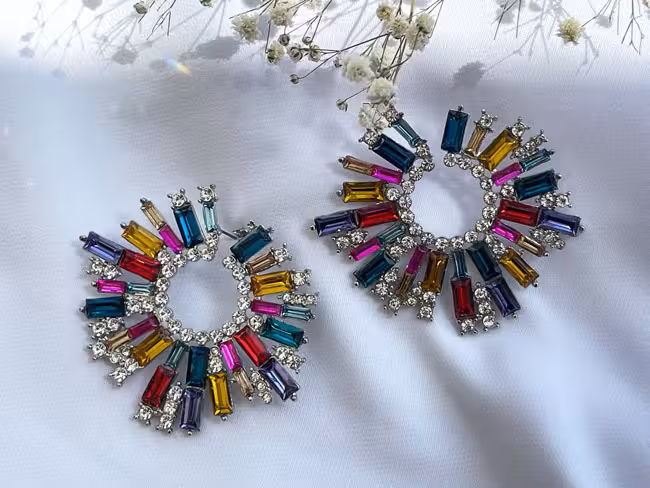 گوشواره مجلسی طرح تشعشع با نگین های رنگی کد GO189