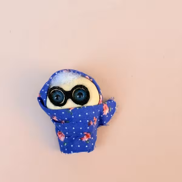 مجسمه کوچک پیرزن طرح سه