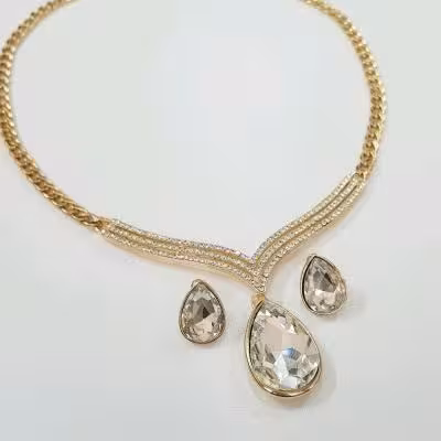 نیم ست مجلسی گوشواره و گردنبند جواهر نشان طلایی ، کار بسیار زیبا