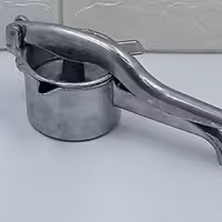 آب میوه گیر یا آب مرکبات گیر دستی  مناسب گرفتن اب انار و آبلیمو و پرتقال و ... جنس چدن  مناسب گرفتن اب مرکبات 