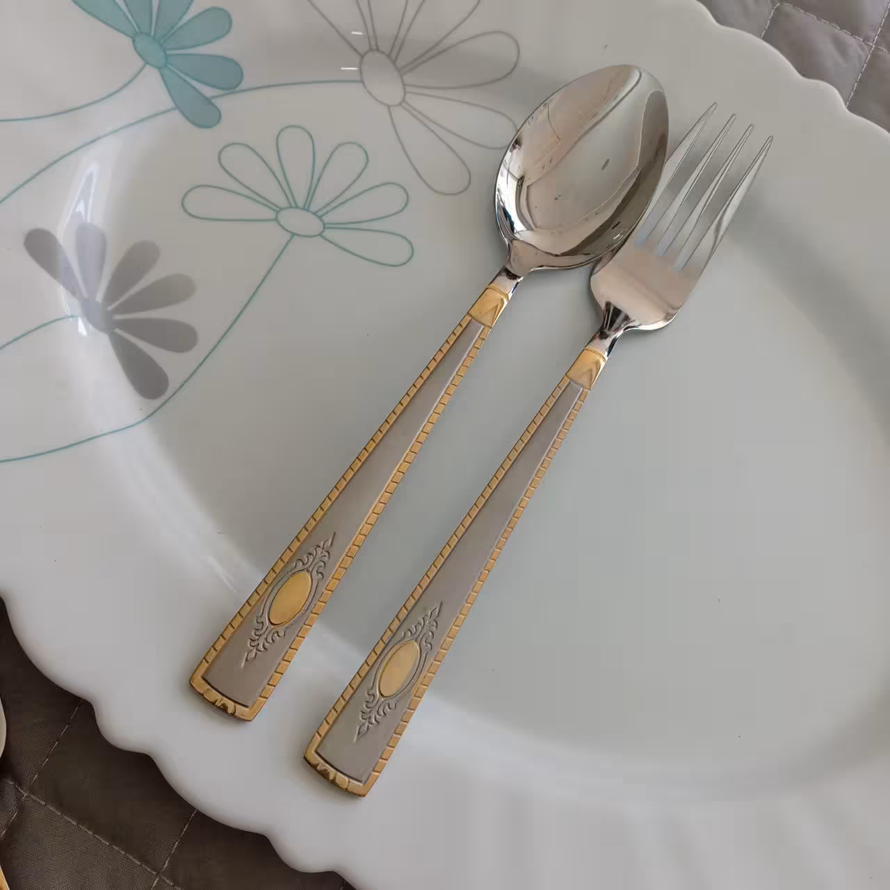 قاشق و چنگال طلایی 12 عددی مارک یونیک لایف     