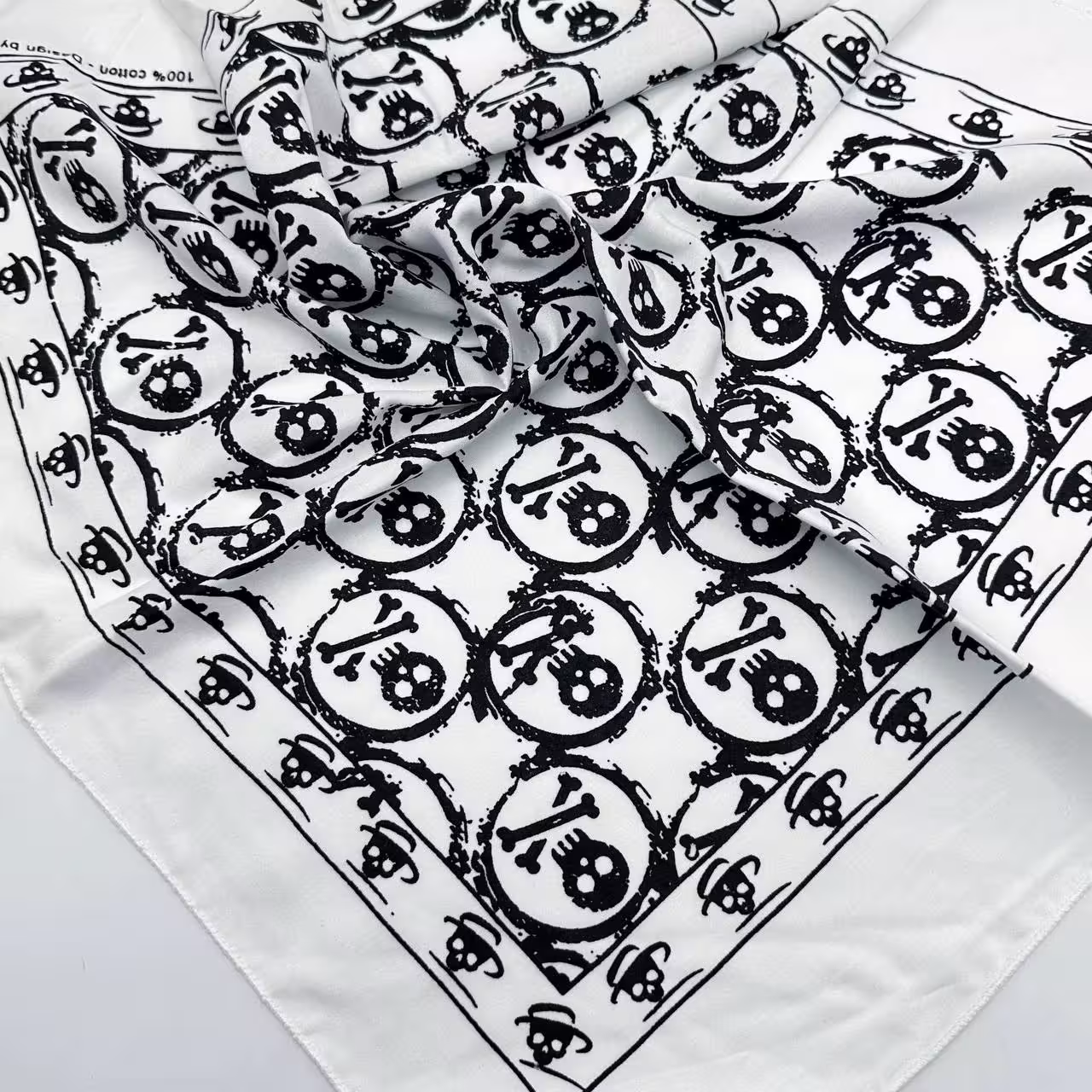 باندانا اسکلت دایره سفید