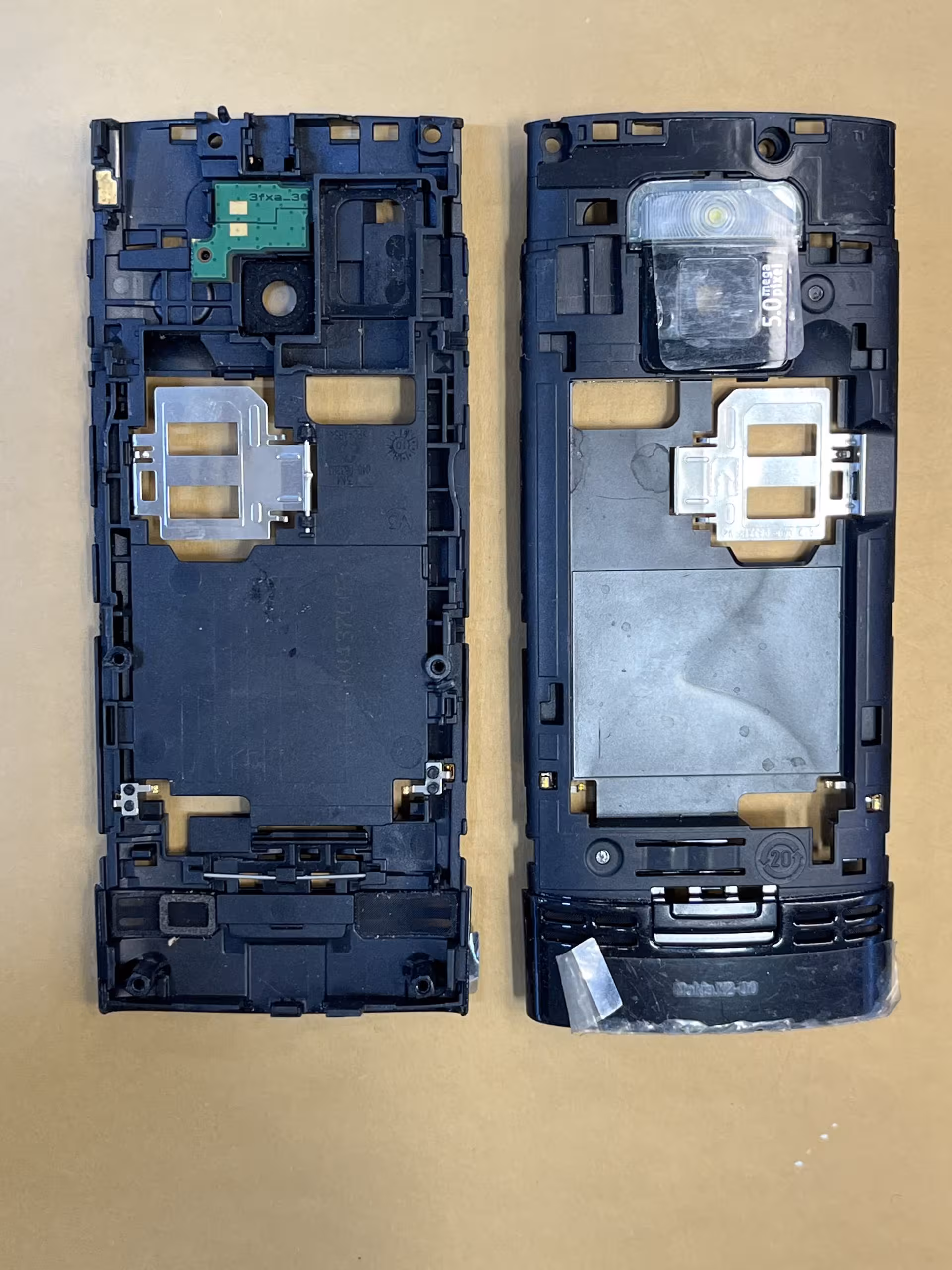 شاسی وسط نوکیا مدل Nokia X2-00 کیفیت جنس : فابریک و اورجینال آکبند کمپانی نوکیا نو و آکبند ( رنگ مشکی ) فقط شاسی وسط &#8220;اصالت کالا&#8221;:&#8221;اورجینال&#8221;