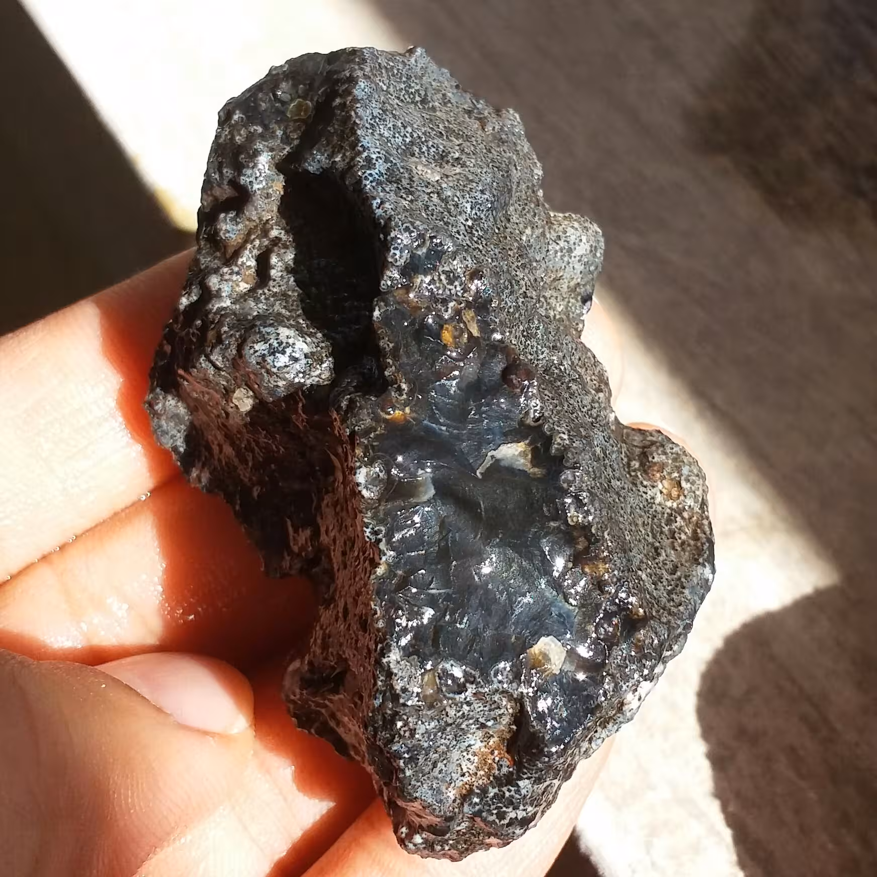 سنگ راف عقیق مشکی شاهکار خلقت 100 در 100 طبیعی
بی نظییییر
تصویر از دو طرف نمونه  با قابلیت ساخت نگین
کد 10562