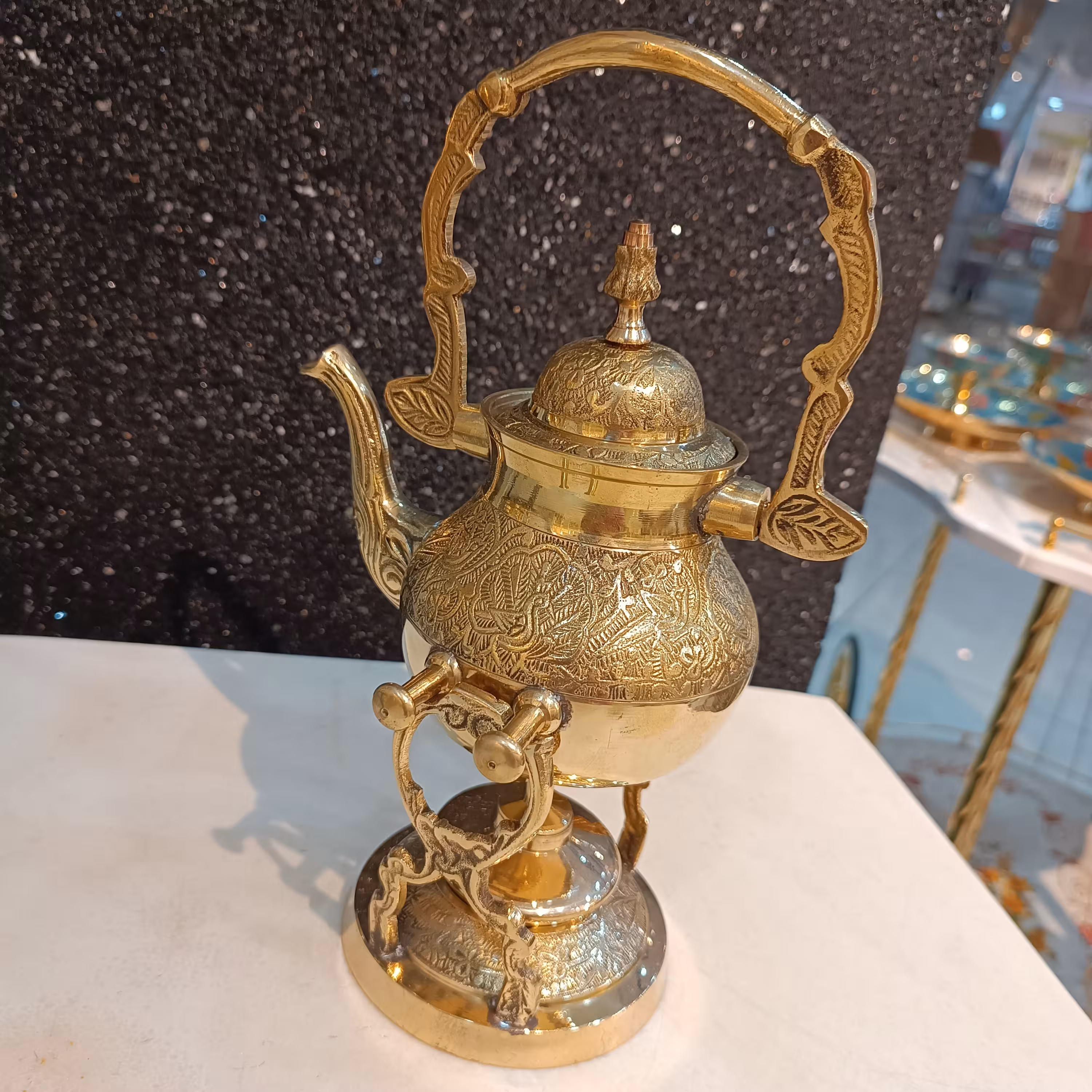 قوری برنجی(برنز)وارمردار400سی سی
طرح طاووس وارداتی
پایه گردبدون تغییر رنگ کیفیت درجه یک قابل شستشوقابل استفاده