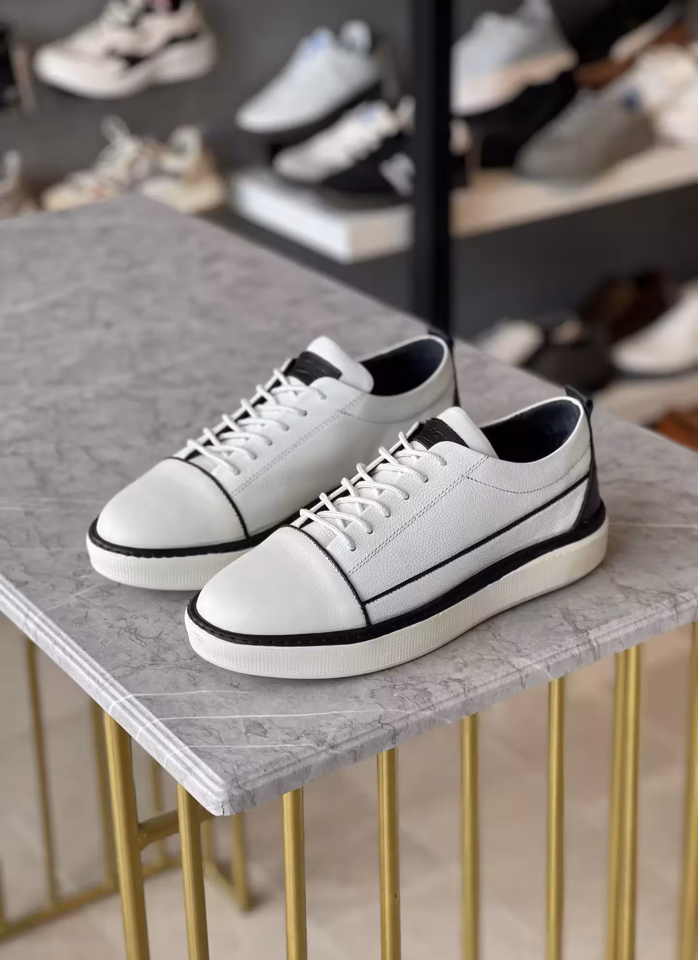 ونس چرم سایز 44 رنگ سفید زه دار