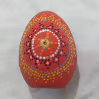 تخم مرغ تزیینی هفت سین نقطه کوبی شده زیبا
قرمز رنگ 
دو رویه