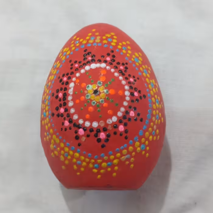 تخم مرغ تزیینی هفت سین نقطه کوبی شده زیبا
قرمز رنگ 
دو رویه