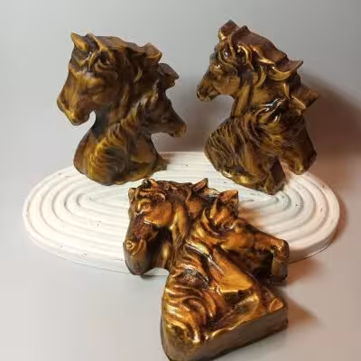 مجسمه اسب دو رخ