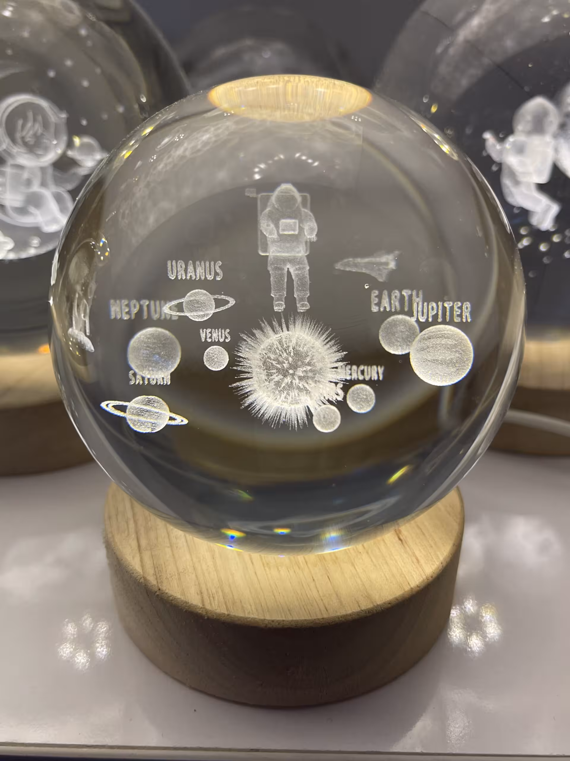 گوی شیشه ای چراغدار 8 سانت (منظومه و فضانورد)