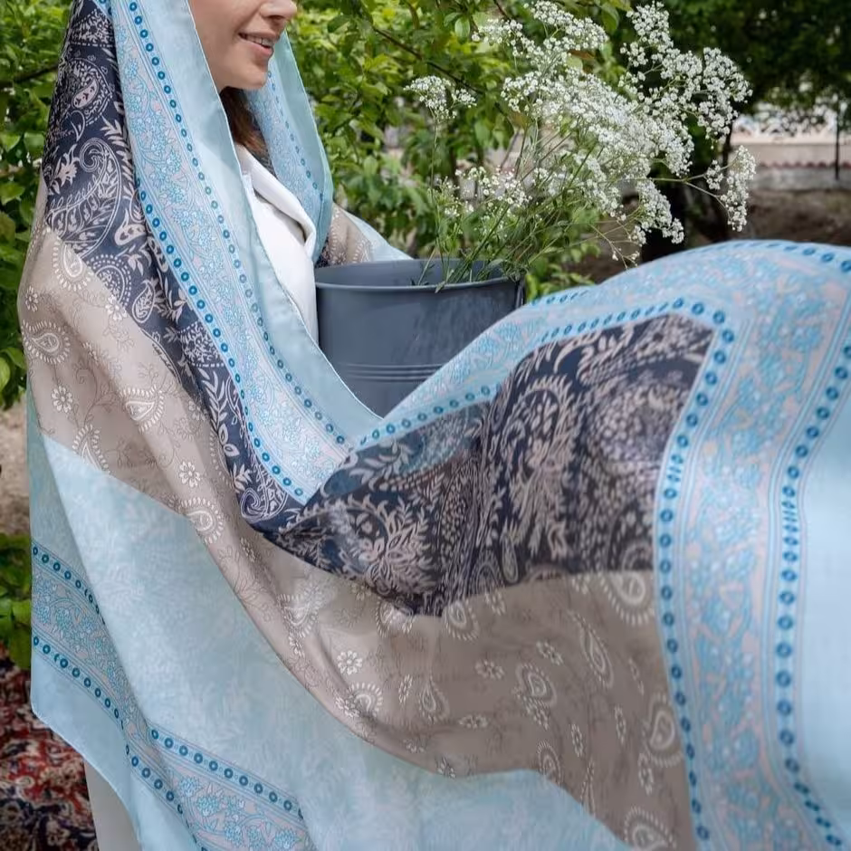 شال سورمه ای آبی نخی سبک و لطیف با ترکیب رنگ زیبا