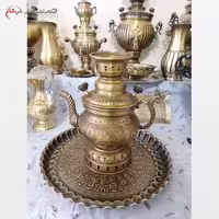 کتری برنجی دست‌ساز با قلم‌زنی طرح شکاری، همراه با سینی، در دو طرح استوانه و عدسی، دسته‌های گوزنی